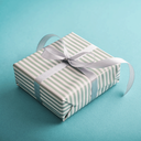 Silberne Geschenkbox mit silber Schleife – hochwertige Duftsets für Herren als Geschenkidee.